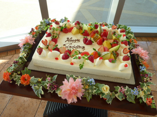 結婚式のケーキ装花はなぜ高い 花の重要性と写真の映え方 結婚info マリアージュの森